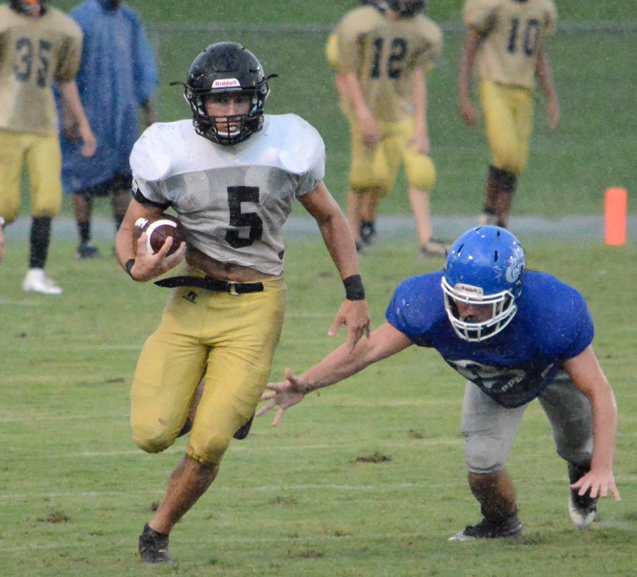 spl0810 HS football scrimmages 2.JPG